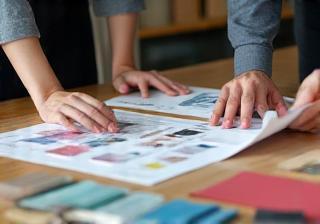 Atelier créatif en cours de consultation